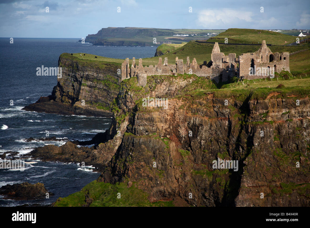 Dunluce Castle und der antrim nördlich Küste der Grafschaft Antrim Nordirland uk Legende hat es, dass eine Nacht in einem Sturm die gesamte Küche in Meer fiel Stockfoto