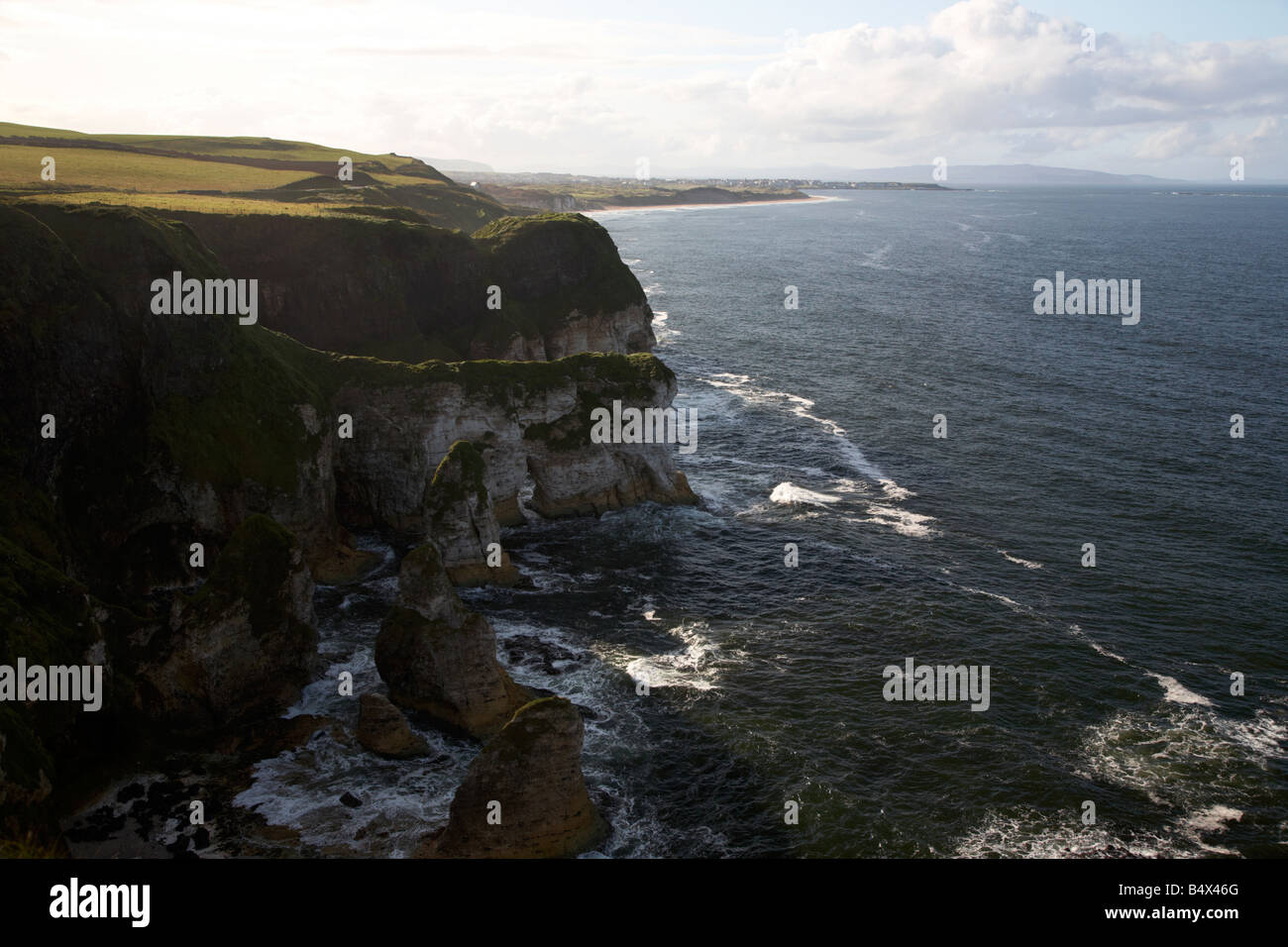 weiße Felsen Klippen auf dem North Antrim Causeway coastal route County Antrim-Nordirland-Großbritannien Stockfoto