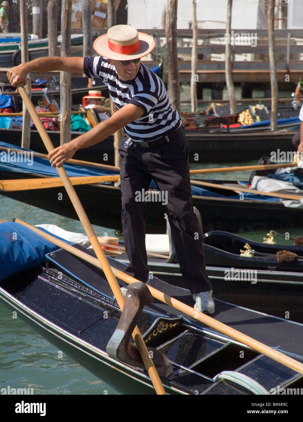 Gondoliere Manovering sein Boot Venedig Stockfoto