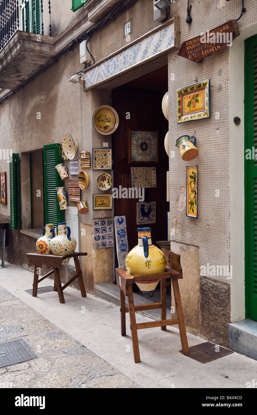 Eine Ladenfront in der Altstadt von Pollensa, Mallorca, Spanien. Stockfoto