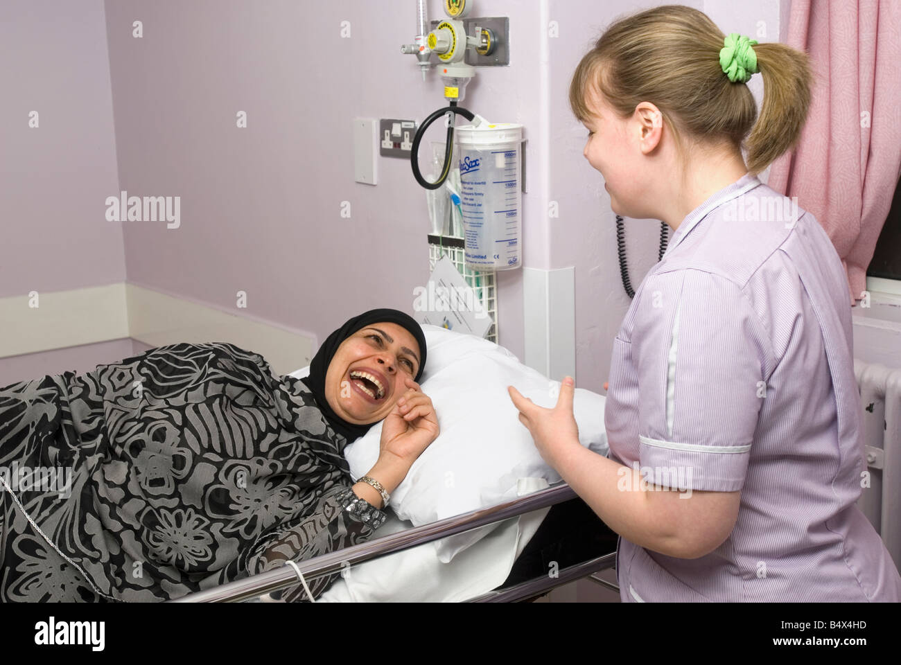 Asiatin in einem Krankenhausbett Stockfoto