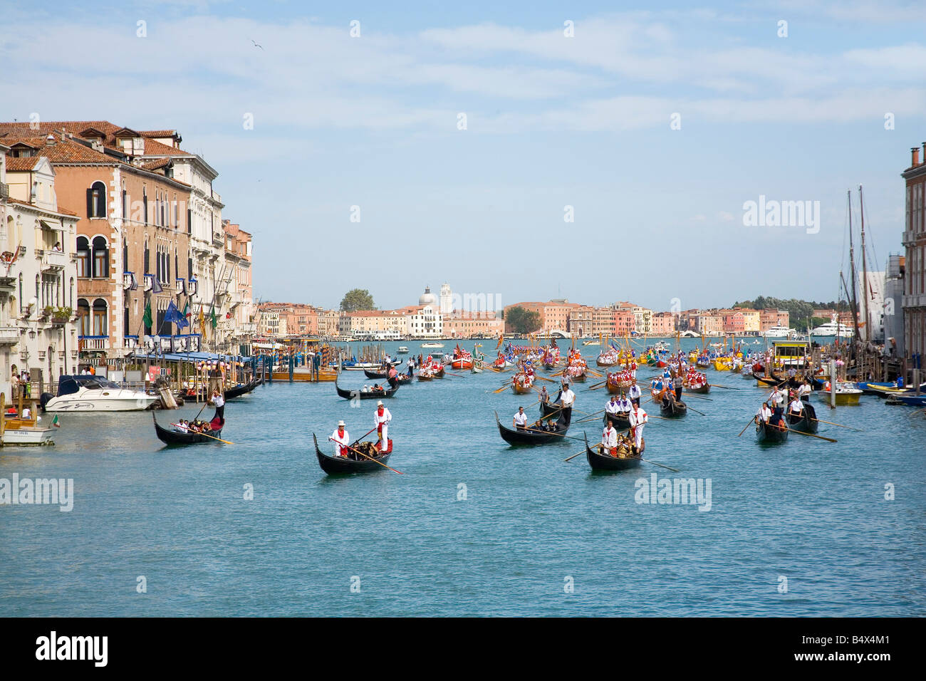Gondeln führen die Prozession am Canal Grande in Venedig für die historische Regatta, die jedes Jahr im September stattfindet Stockfoto