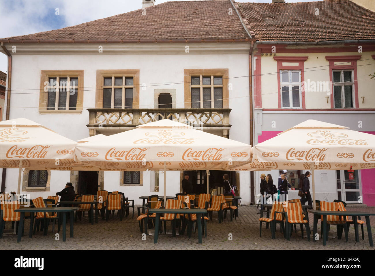 Bistrita-Siebenbürgen-Rumänien-Europa-Straße Cafés und historische Gebäude in der Fußgängerzone Platz der Stadt Stockfoto