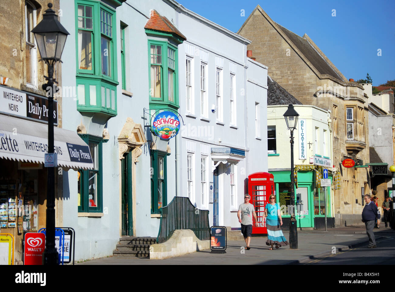 Bunte, neue Alter Geschäfte, High Street, Glastonbury, Somerset, England, Vereinigtes Königreich Stockfoto