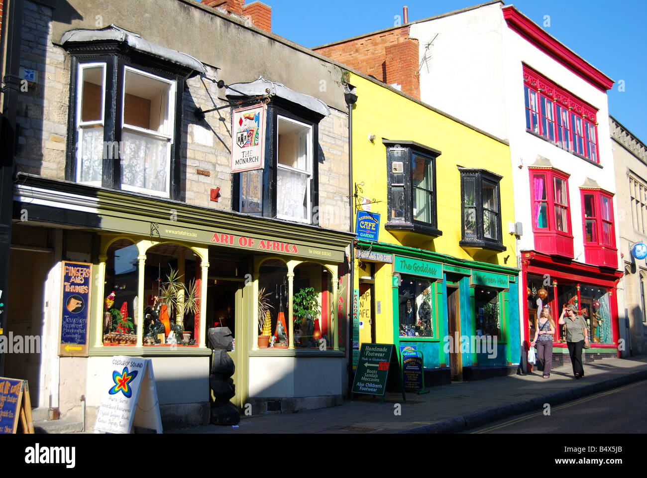 Bunte, neue Alter Geschäfte, High Street, Glastonbury, Somerset, England, Vereinigtes Königreich Stockfoto