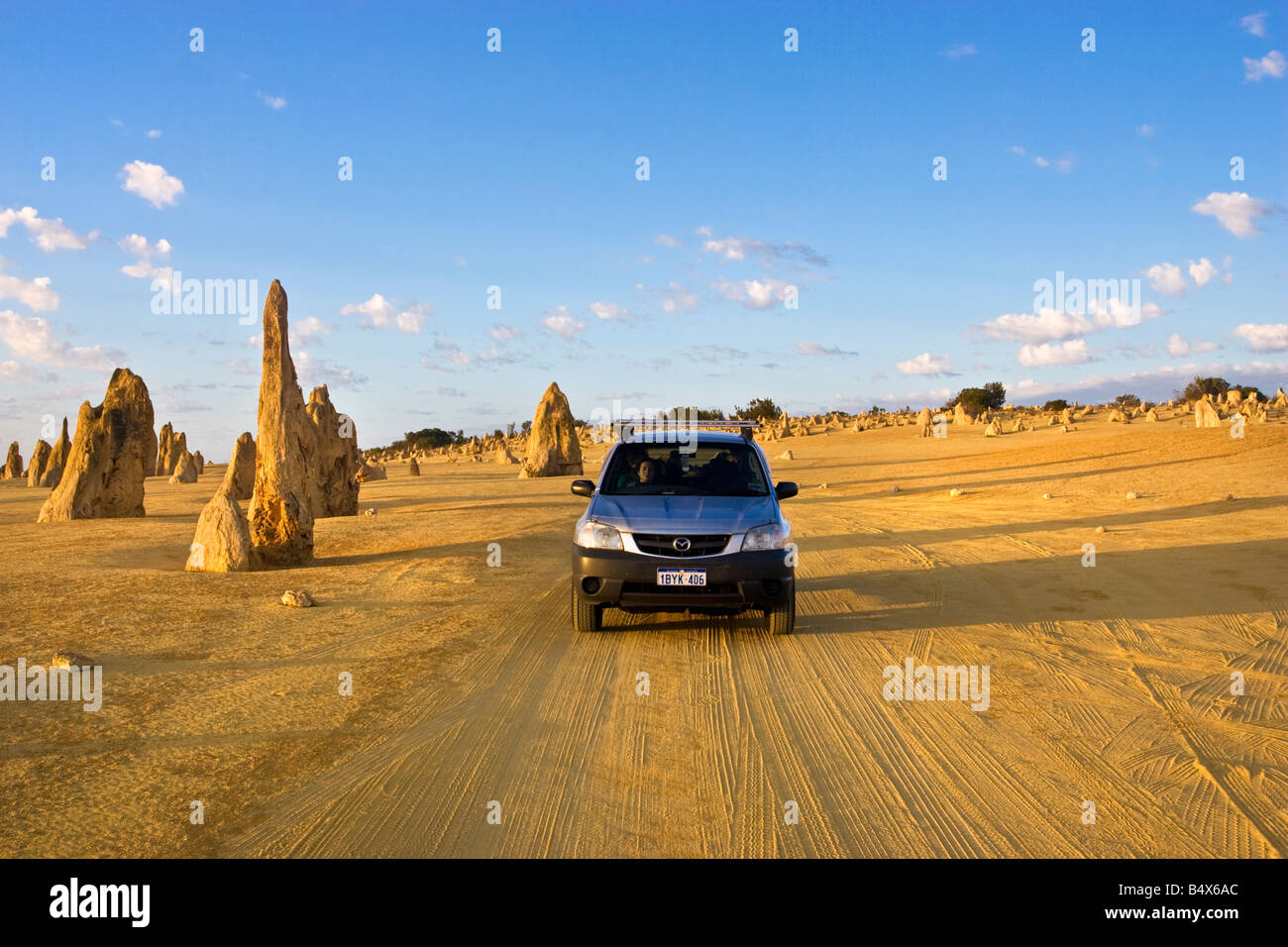 Ein 4wd Fahrt durch die Pinnacles Desert im Nambung National Park, Western Australia Stockfoto