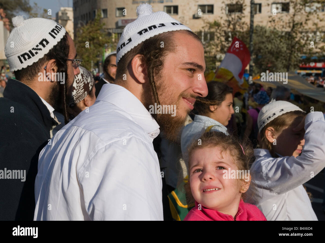 Israel Jerusalem City Center traditionellen jährlichen Jerusalem Parade Gruppe Braslawer orthodoxen Juden beobachten die Stockfoto