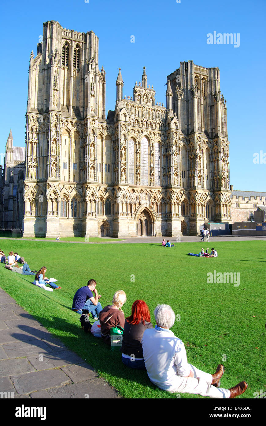 Wells Cathedral West Front von Grün, Wells, Somerset, England, Vereinigtes Königreich Stockfoto