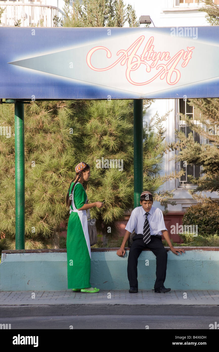 Menschen warten an der Bushaltestelle, Ashgabat, Turkmenistan Stockfoto