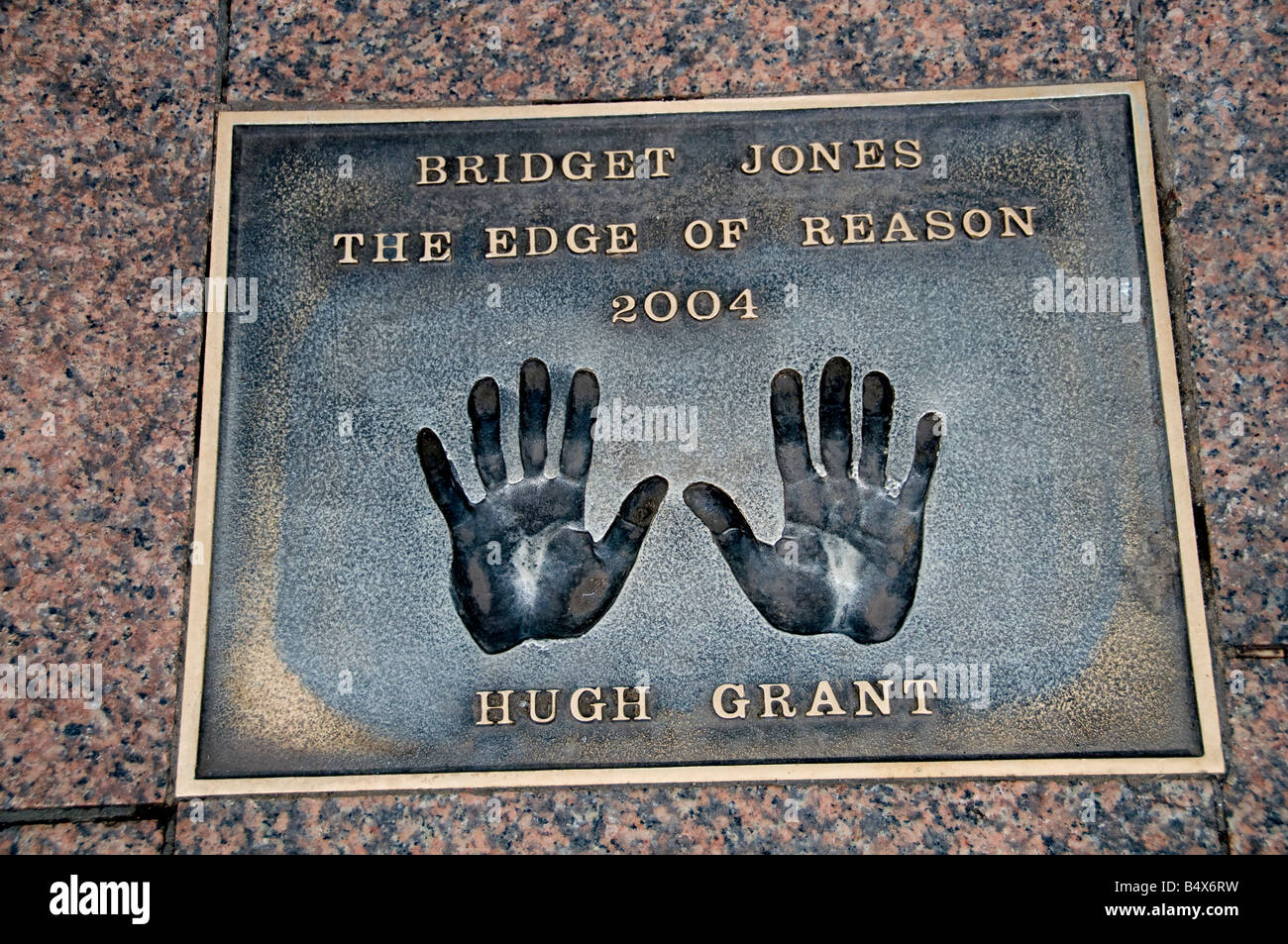 Hugh Grant Hand Fuß Drucke Pflasterung Chinese Theater in Hollywood Boulevard in Los Angeles Stockfoto