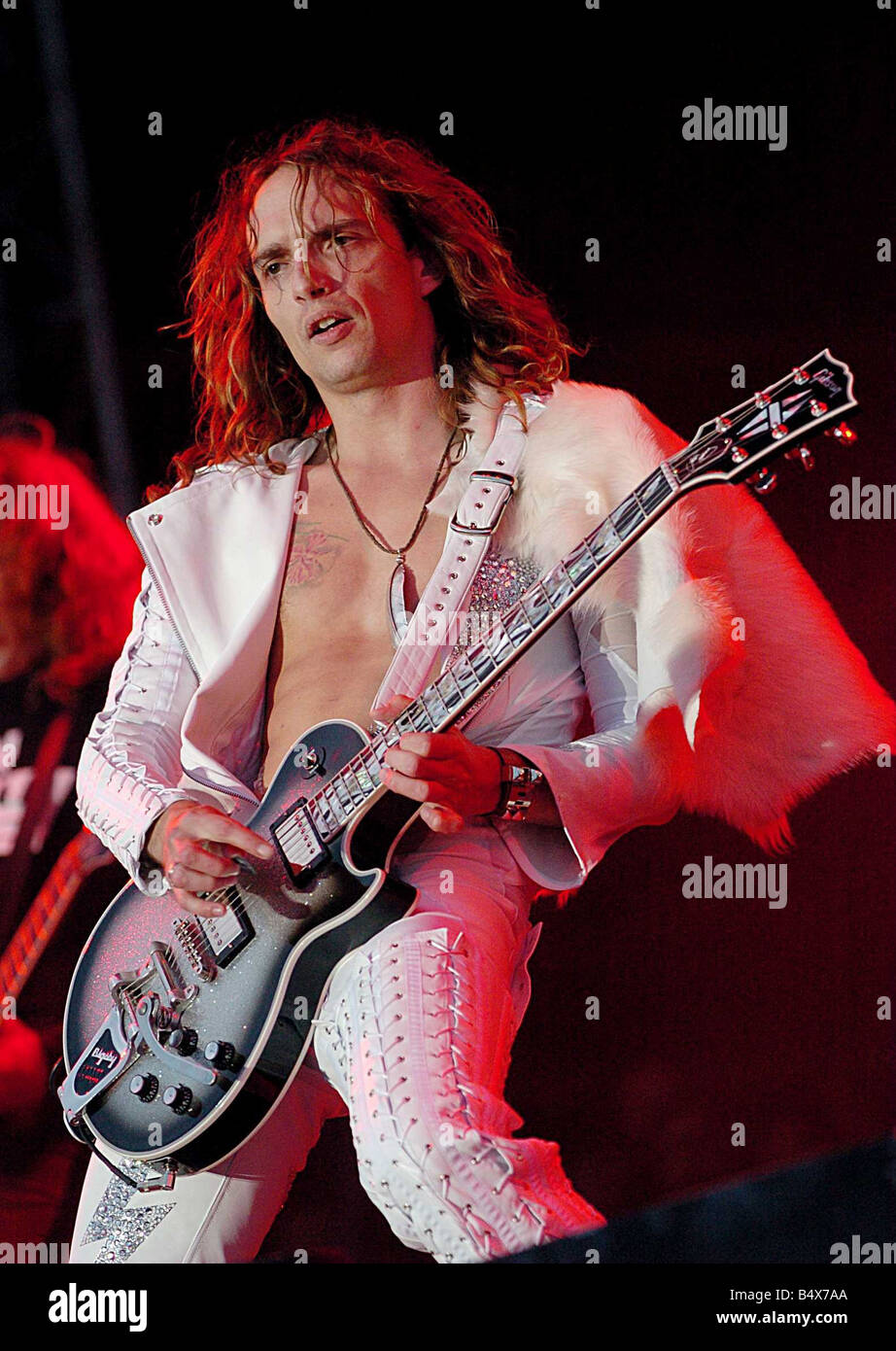 justin-hawkins-lead-sanger-von-the-darkness-auf-der-hauptbuhne-am-t-im-park-durchfuhren-und-gitarre-zu-spielen-b4x7aa.jpg