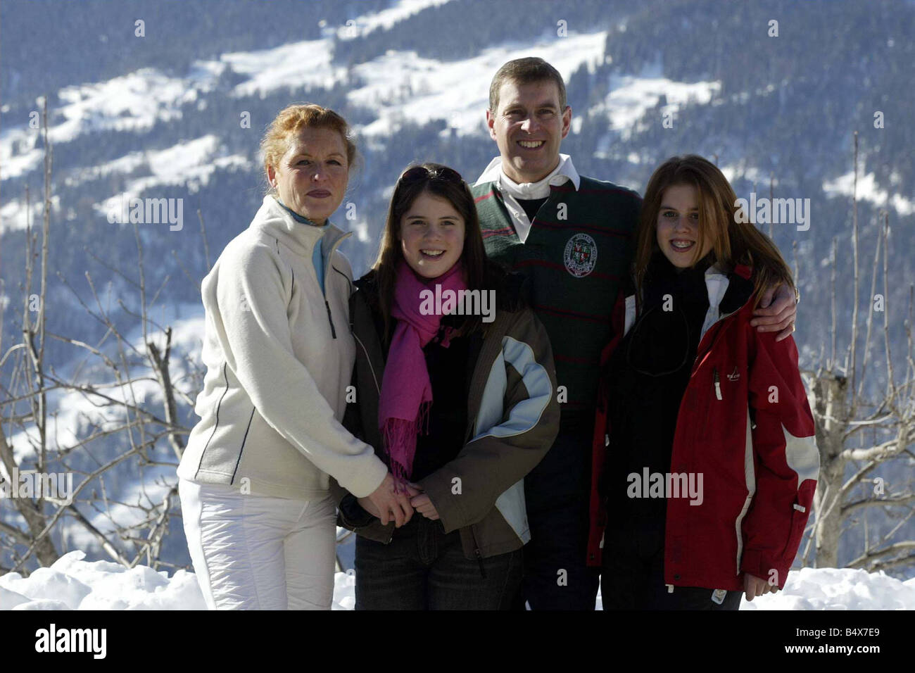 Der Duke of York Februar 2003 Prinz Andrew Duchess of York Sarah Ferguson mit ihren Kindern rechts Prinzessin Beatrice und Prinzessin Eugenie bei Photocall in Verbier Schweiz auf einen Skiurlaub mit seiner Familie Stockfoto