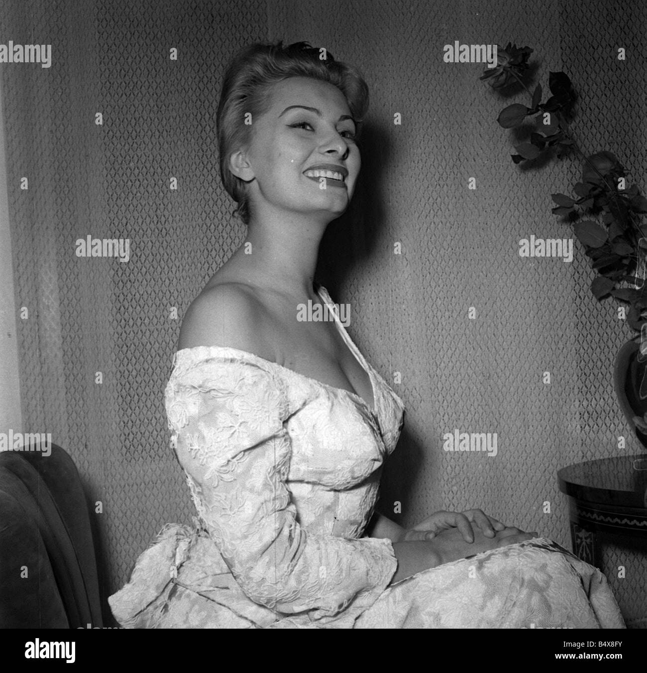 Sophia loren 1954 -Fotos und -Bildmaterial in hoher Auflösung – Alamy