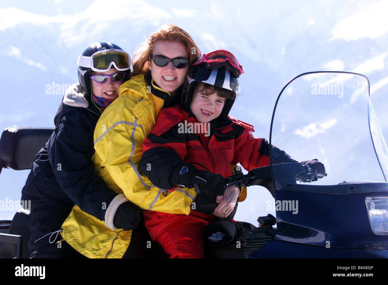 HERZOGIN von YORK Sarah Ferguson Februar 1999 mit Prinzessin BEATRICE und EUGENIE auf dem Ski-Fahrrad im Schweizer Ferienort Verbier Urlaub Stockfoto
