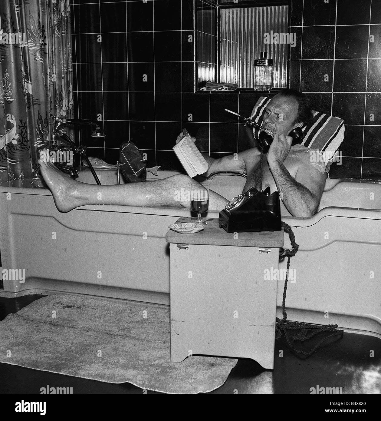 Terry Thomas in einem Bad 1959 Lücke gezahnten dunklen Haaren schnauzbärtige britischen Komiker deren übertriebenen Oberschicht gutartige y Akzent Stockfoto