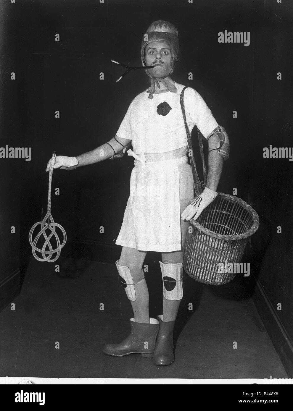 Terry-Thomas-1952 In Tracht am Palladium Spalt gezahnten dunklen Haaren schnauzbärtige britischer Komiker deren übertriebene oberen cla Stockfoto