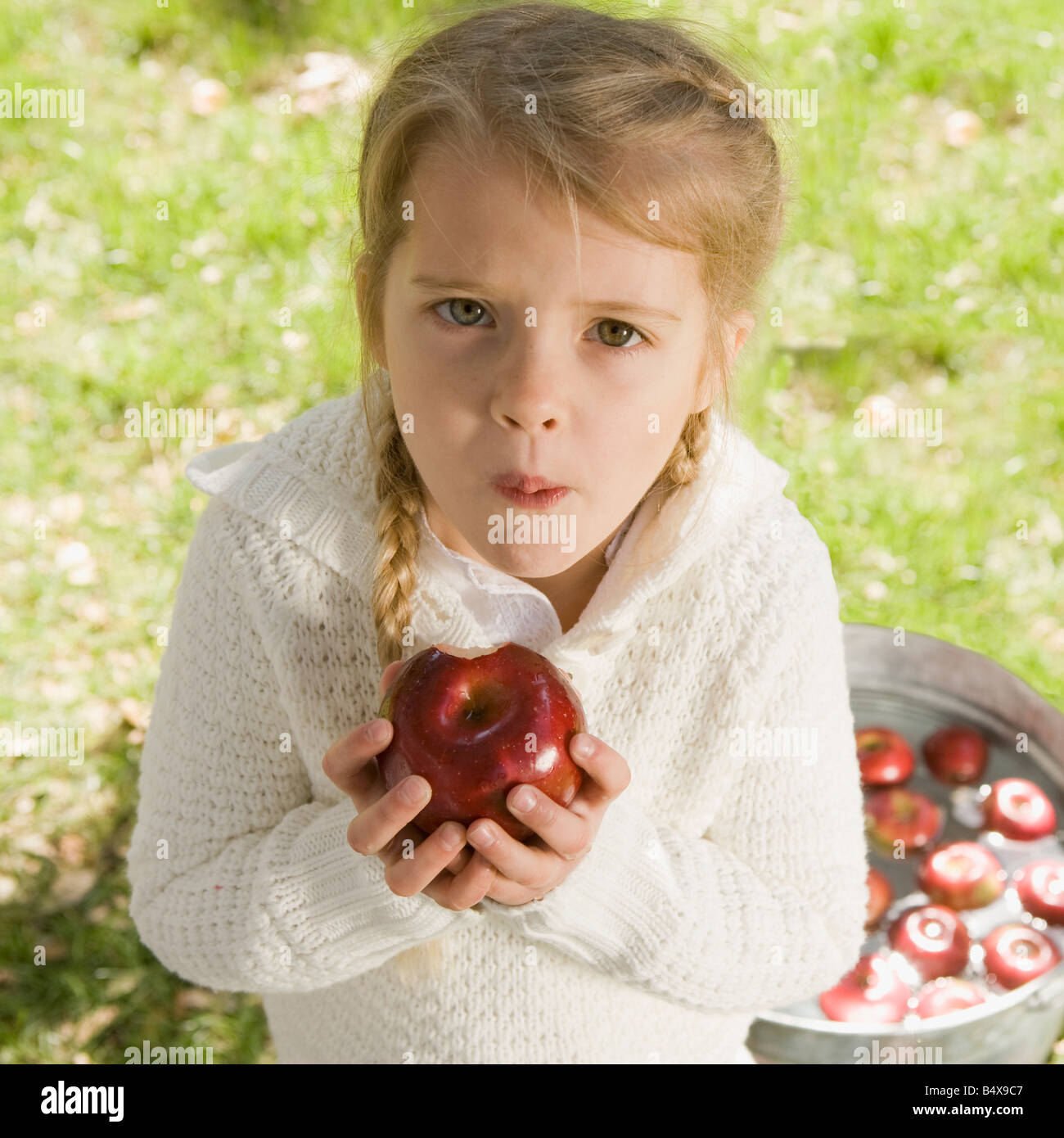 Mädchen Schaukeln für Äpfel Stockfoto