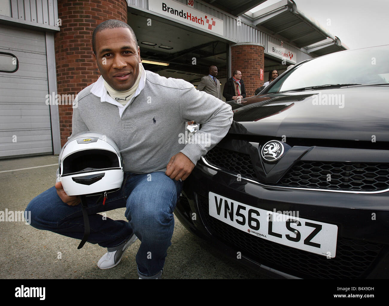 29.1.07: Treiber, einschließlich ex-Fußballer, probieren Sie aus für das erste Caribbeen-Racing-Team in Brands Hatch heute. Les Ferdinand in Stockfoto