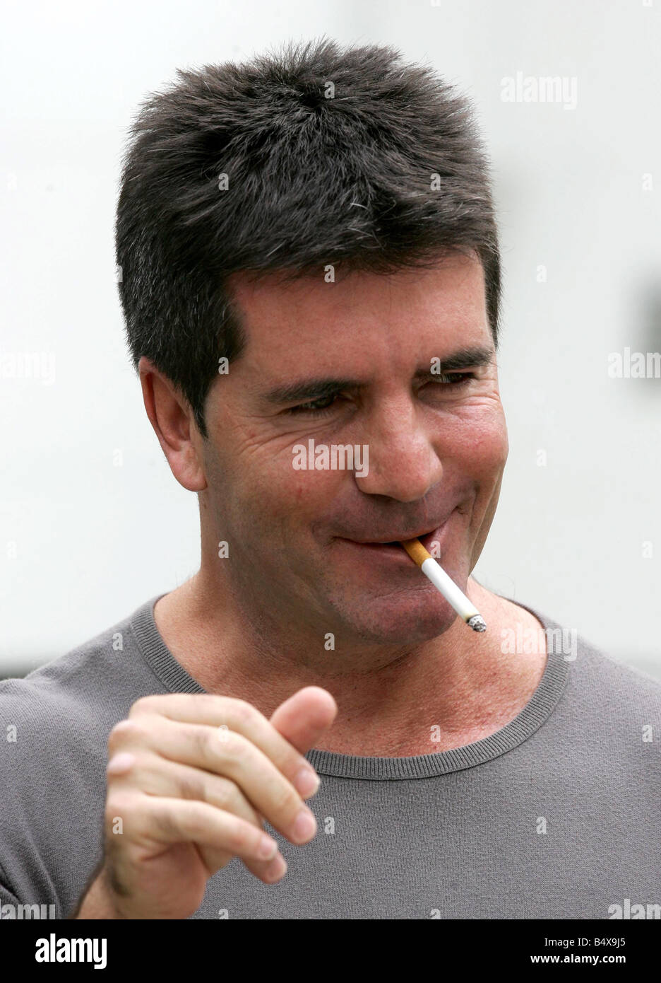 46 Jahre alte Pop-Guru und X Factor Richter Simon Cowell verlässt seine Heimat West-London am Tag, denen, den er ausgesetzt war, angeblich dafür Stockfoto