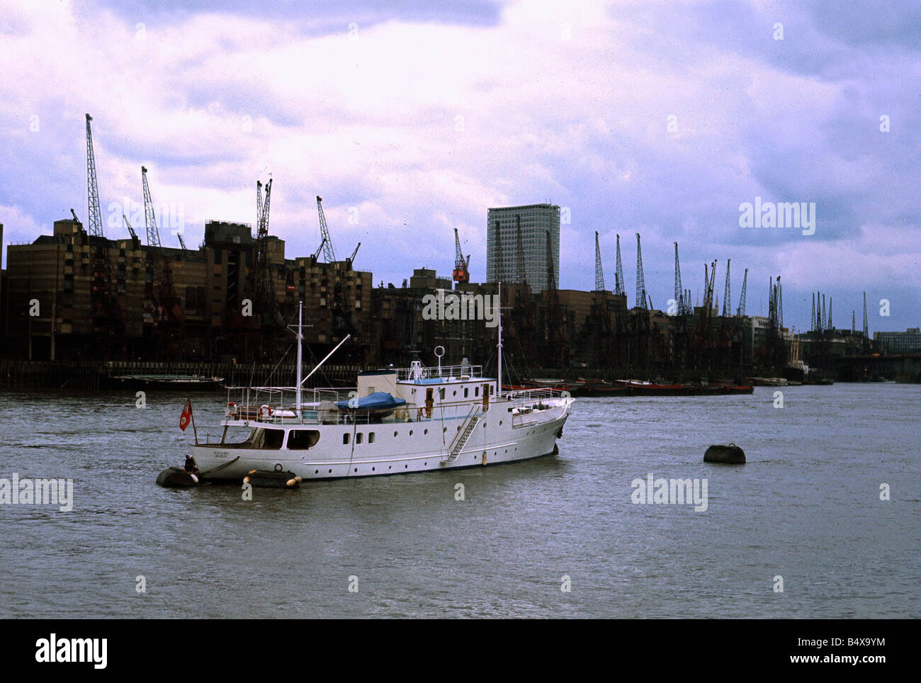 Yacht Kalizma Zugehörigkeit zu Elizabeth Taylor Tower Pier London Schiffe Versand Yachten Kalizma August 1968 festgemacht ist Brad Pitt Stockfoto