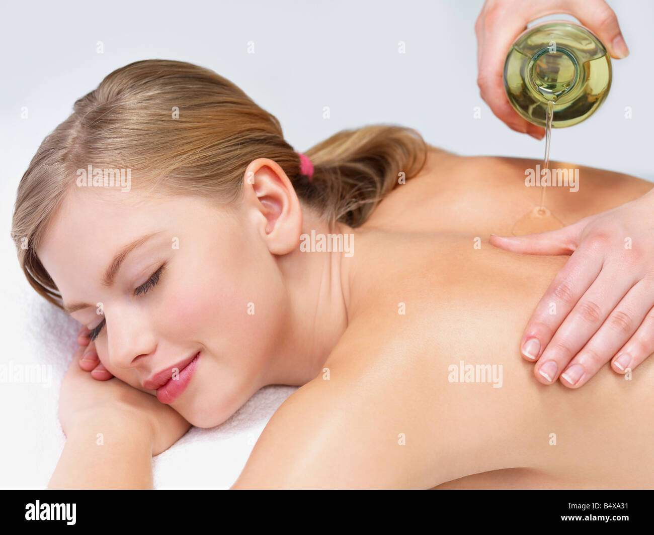 Junge Frau, die immer Öl massage Stockfoto