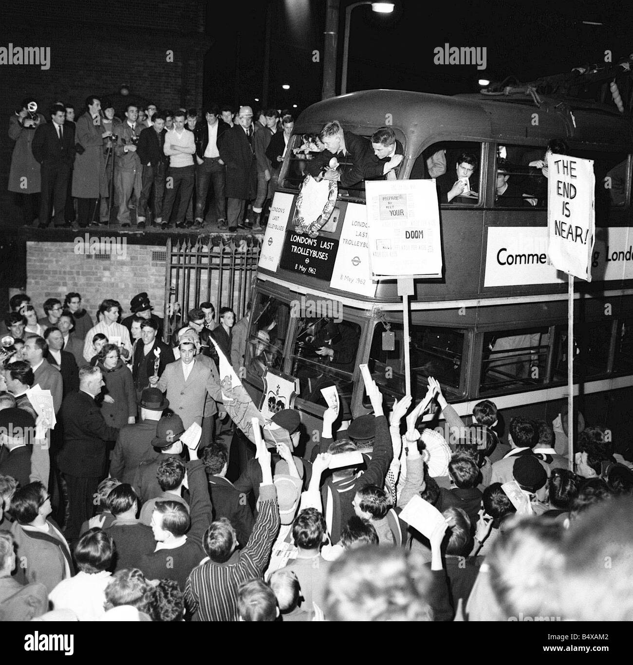 Letzte Reise in den Trollybus Mai 1962 Massen aufgedreht in großer Zahl zu einer endgültigen und sehr sentimental Jouney in ein Trolleybus der letzten o-Busse von London Transport am 8. Mai 1962 stillgelegt wurden, sie wurden ersetzt durch das Benzin angetrieben Busse Routemaster, einige davon noch im Einsatz auf Straßen Londons s heute jedoch sind während dies schien ein Ende einer Ära werden eine moderne Version von Straßenbahnen haben begonnen, um auf den Straßen von Großbritannien s Städte In Manchester wieder angezeigt, die Metro eröffnet in den frühen neunziger Jahren und wurde sehr erfolgreich und Croydon im Süden Londons, wird Stockfoto