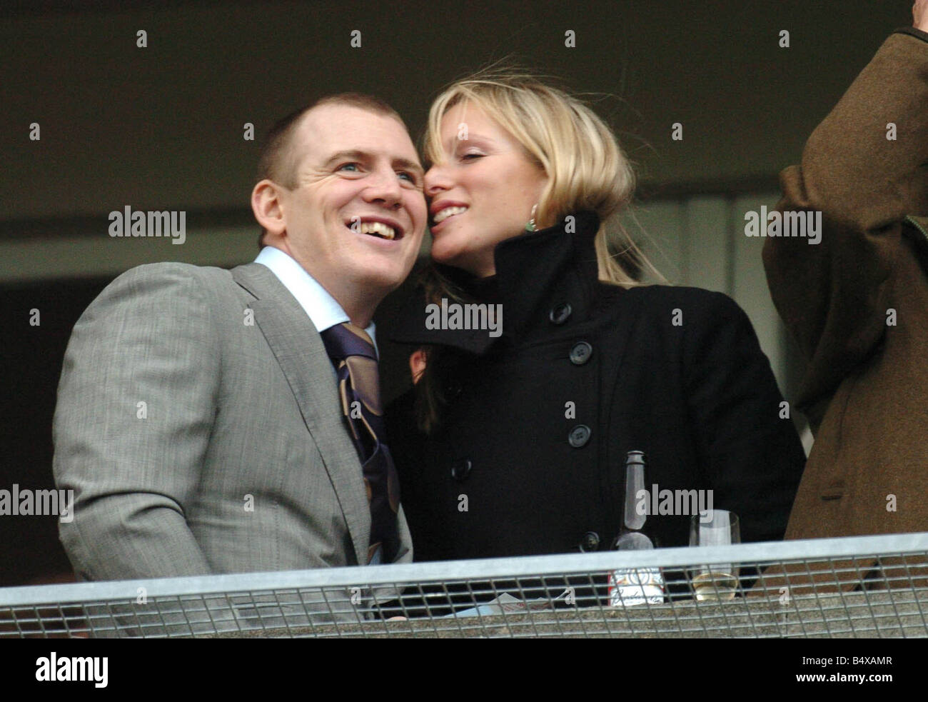 Zara Phillips gibt Freund Mike Tindall einen Kuss bei Cheltenham Rennen heute 15 03 2006 Stockfoto
