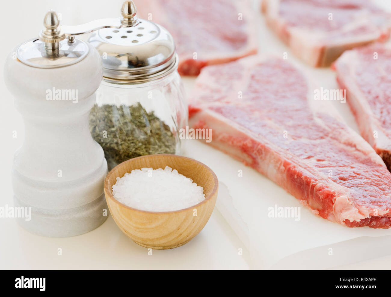 Nahaufnahme von rohen Steaks und Gewürze Stockfoto
