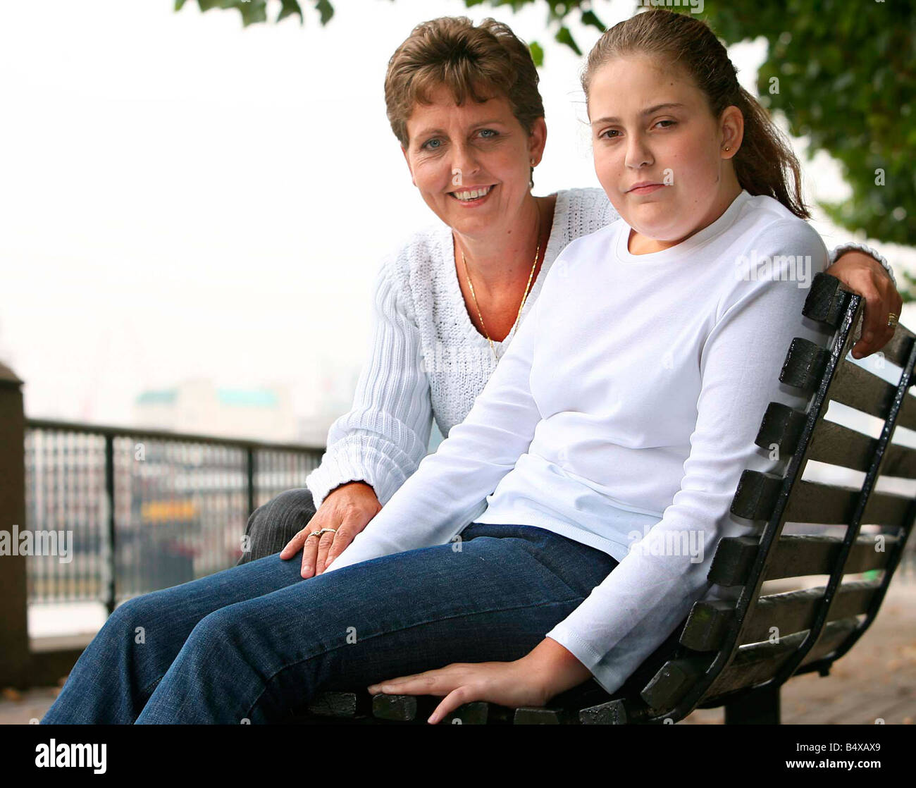 Becky Unsworth, 14, wurde wiegt 12 Stein 9, und mit einem Ballon im Bauch. Mit ihrer Mutter zu sehen. Stockfoto