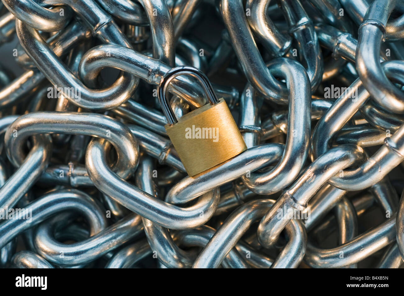Nahaufnahme von Sperren auf Haufen von Metall-Kette Stockfoto