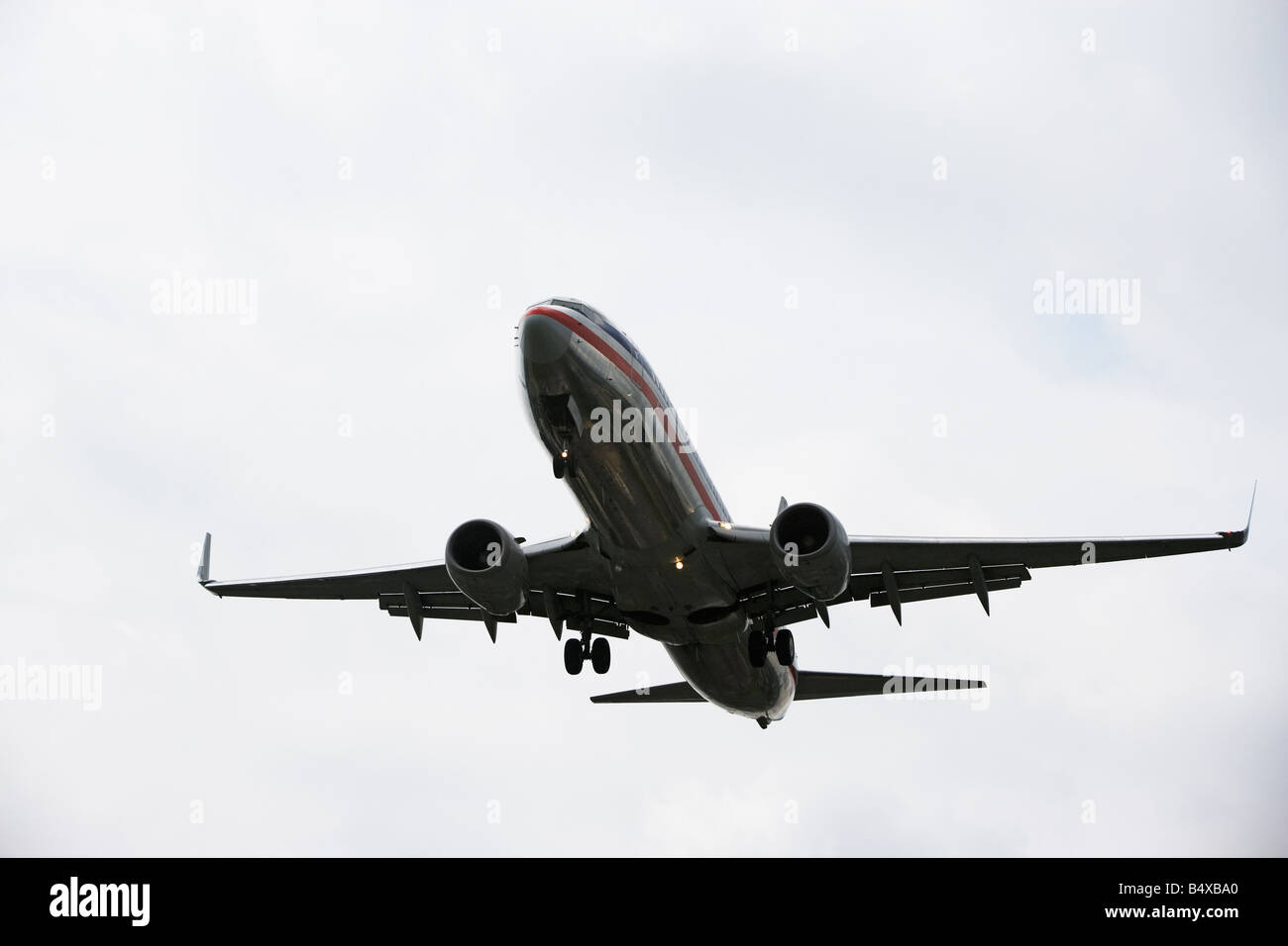Niedrigen Winkel Ansicht des Flugzeugs Stockfoto