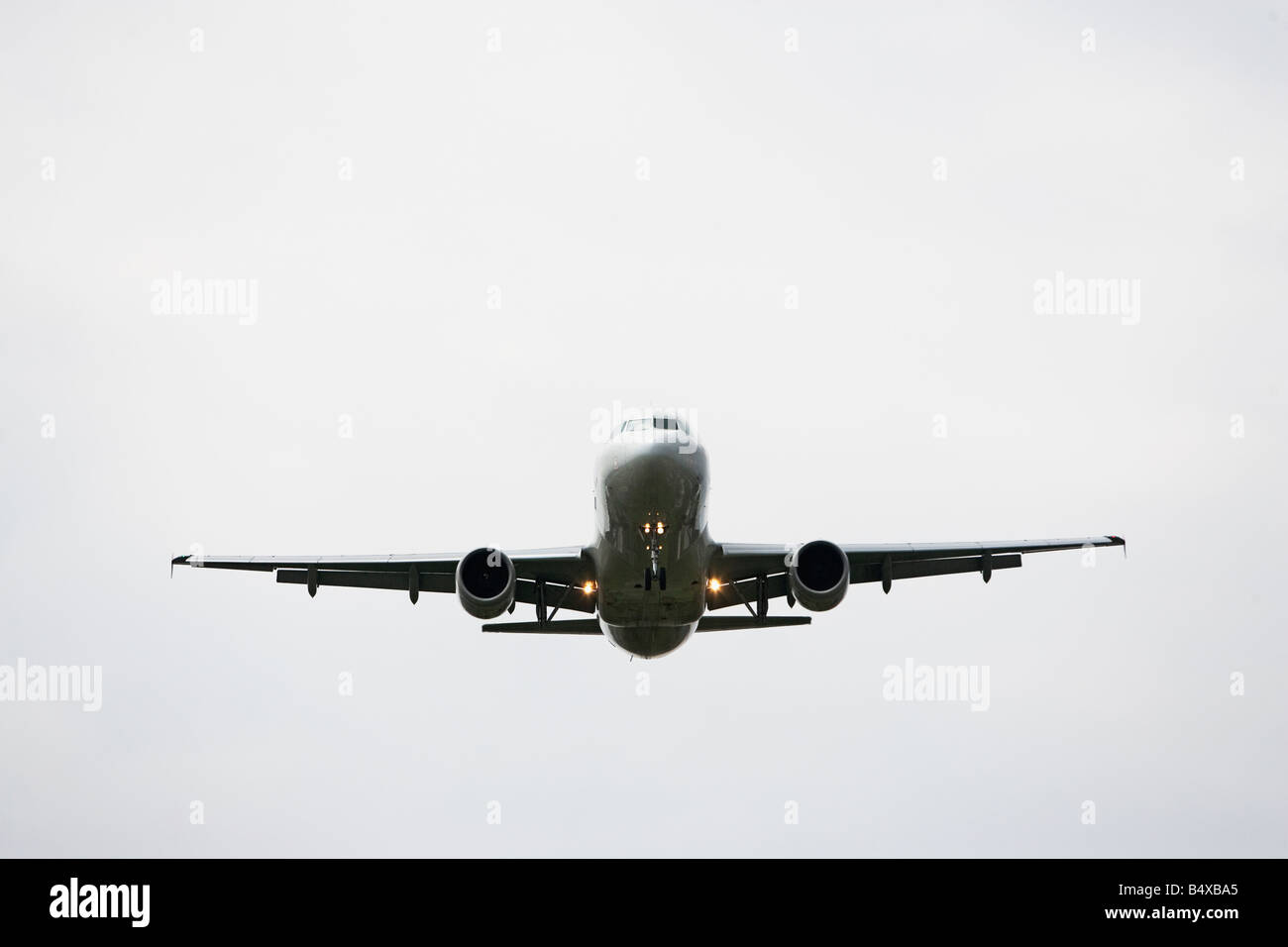 Niedrigen Winkel Ansicht des Flugzeugs Stockfoto