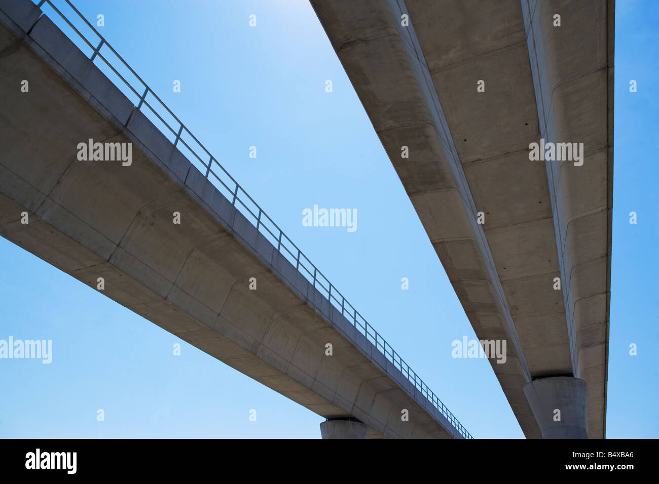 Niedrigen Winkel Ansicht erhöhter Fahrbahn Stockfoto