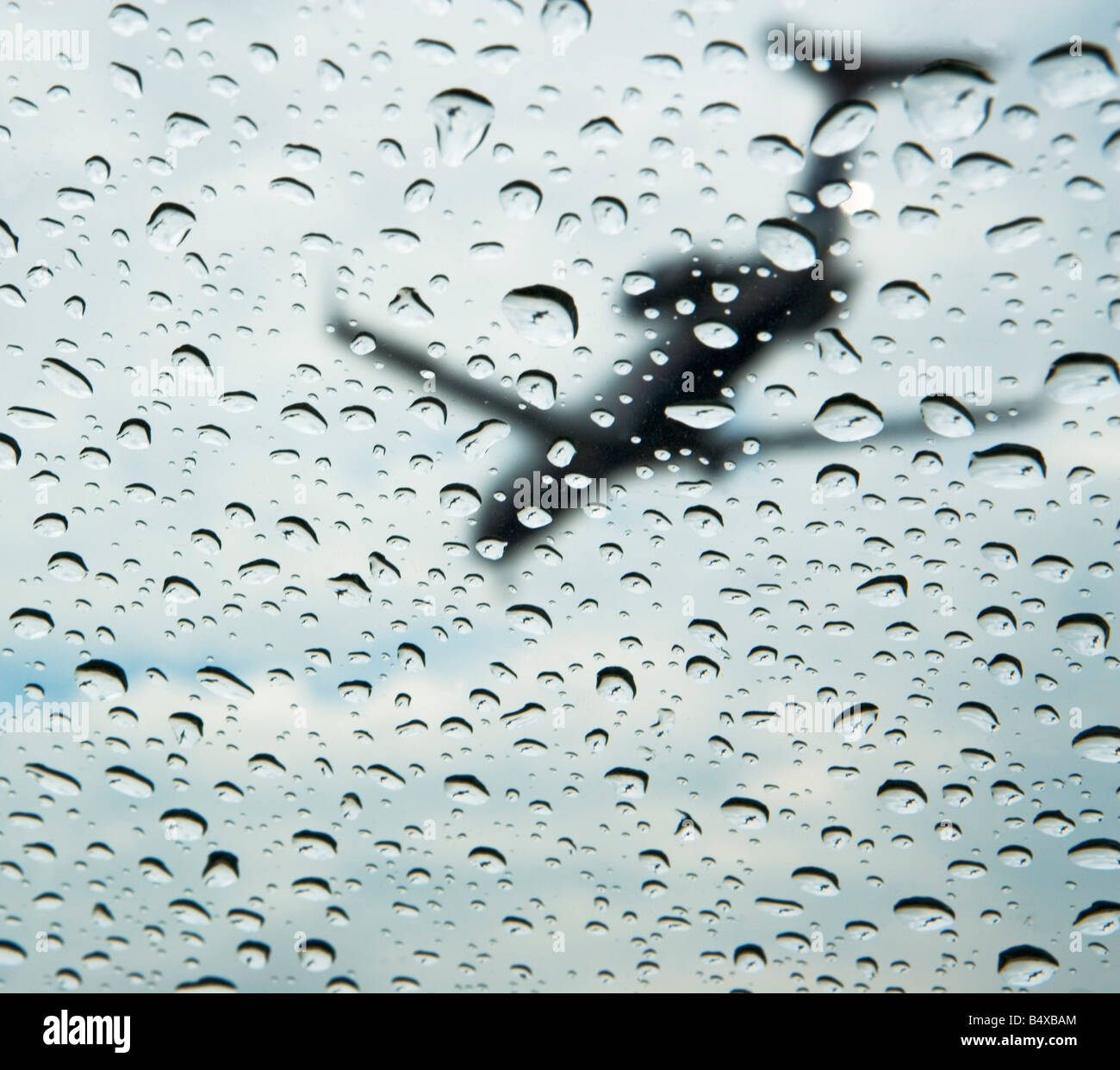 Niedrigen Winkel Blick auf Flugzeug durch Regentropfen am Fenster Stockfoto