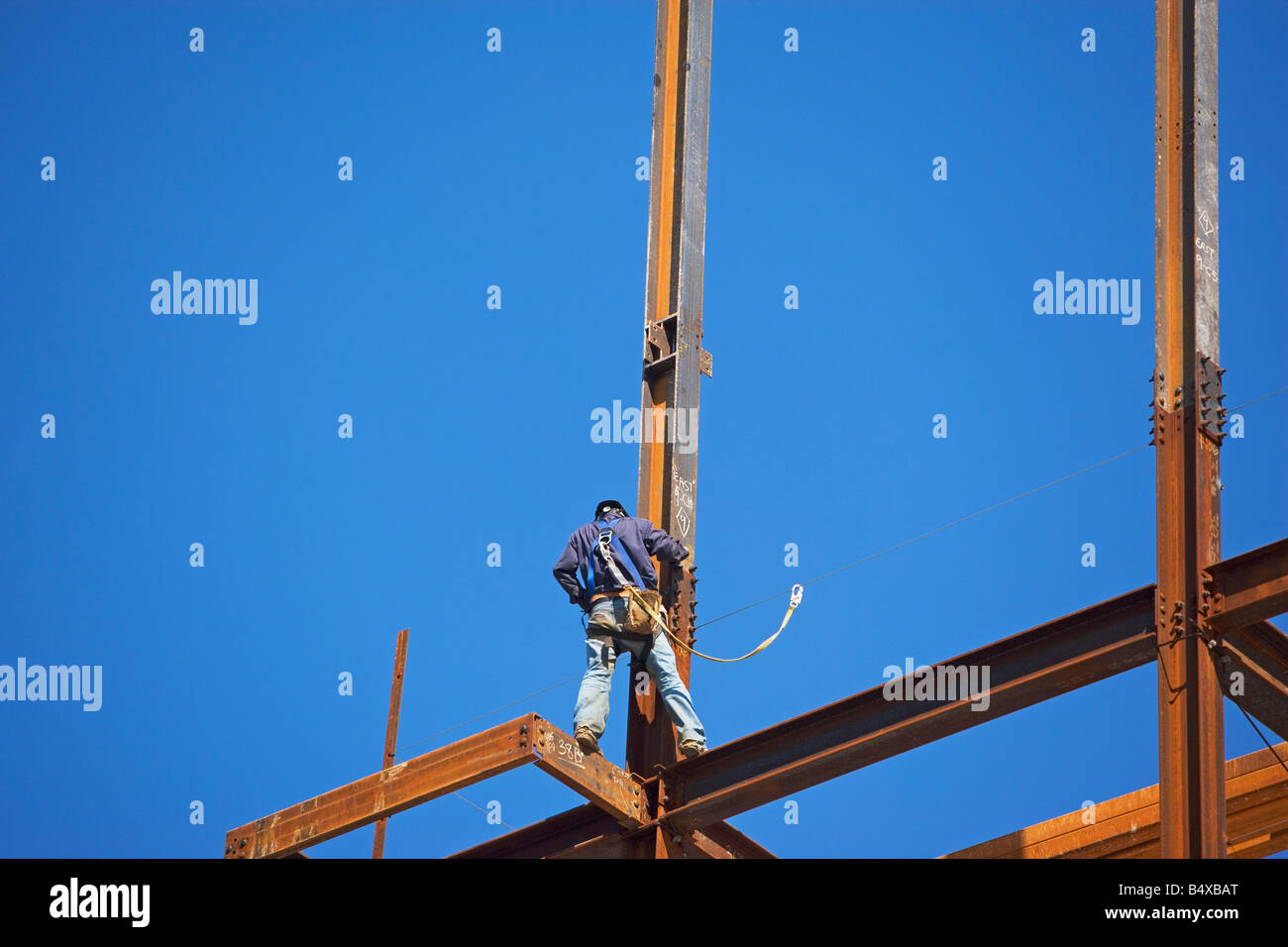 Niedrigen Winkel Ansicht der Bauarbeiter auf Balken Stockfoto