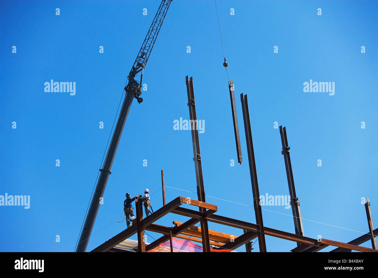 Niedrigen Winkel Ansicht von Bauarbeitern auf Balken Stockfoto