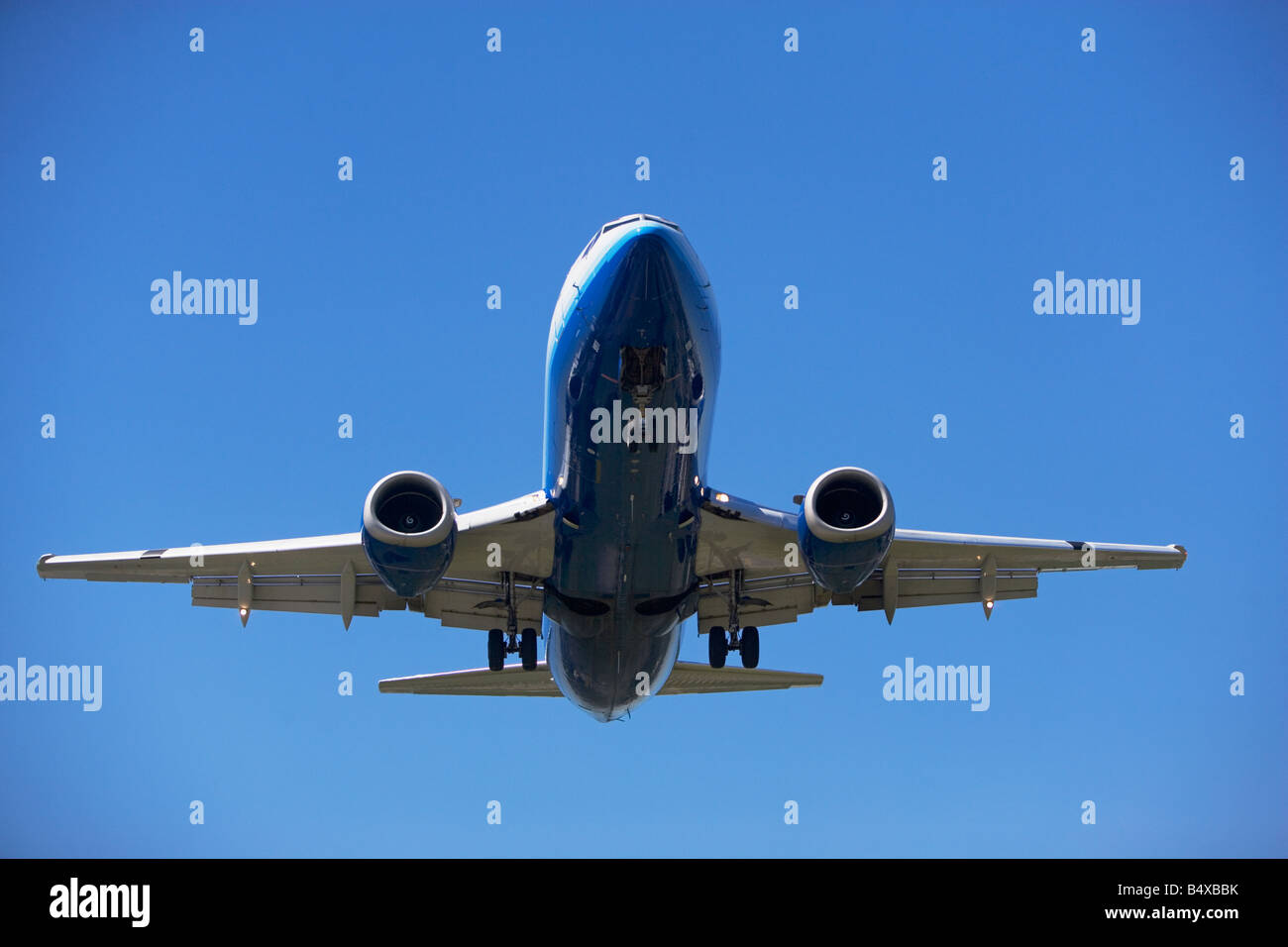 Niedrigen Winkel Blick auf Flugzeug im Himmel Stockfoto