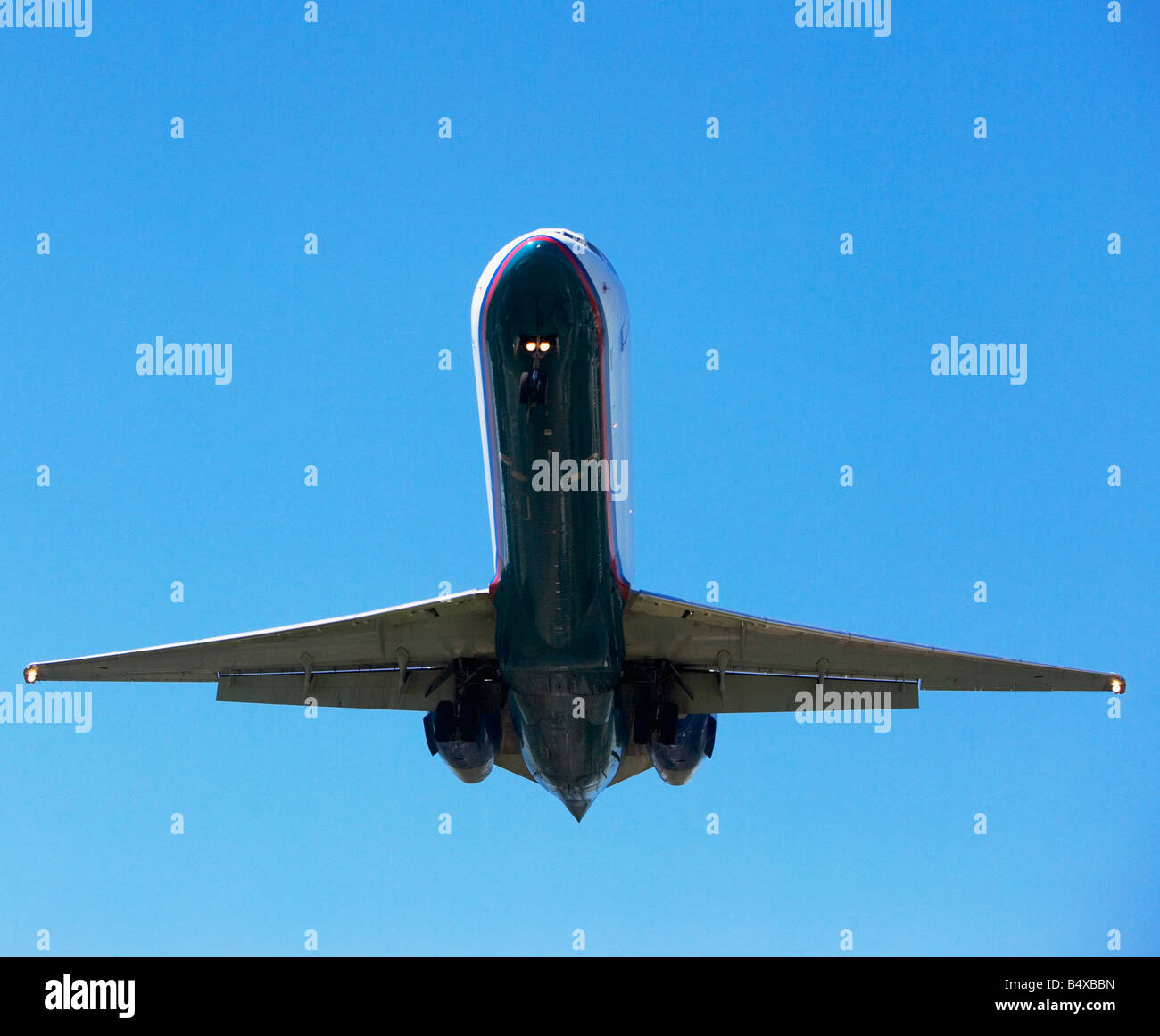 Niedrigen Winkel Blick auf Flugzeug im Himmel Stockfoto