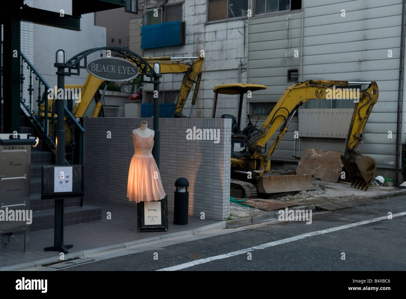 Ein Kleid vor einem Geschäft in Naka Meguro, Tokio. Stockfoto