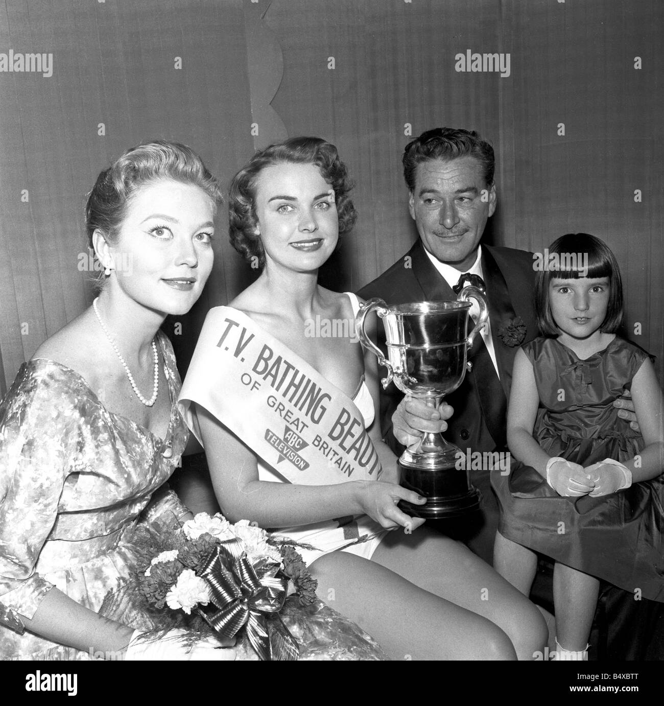 Errol Flynn mit Beauty Queen &#13; &#10; September 1956 Stockfoto