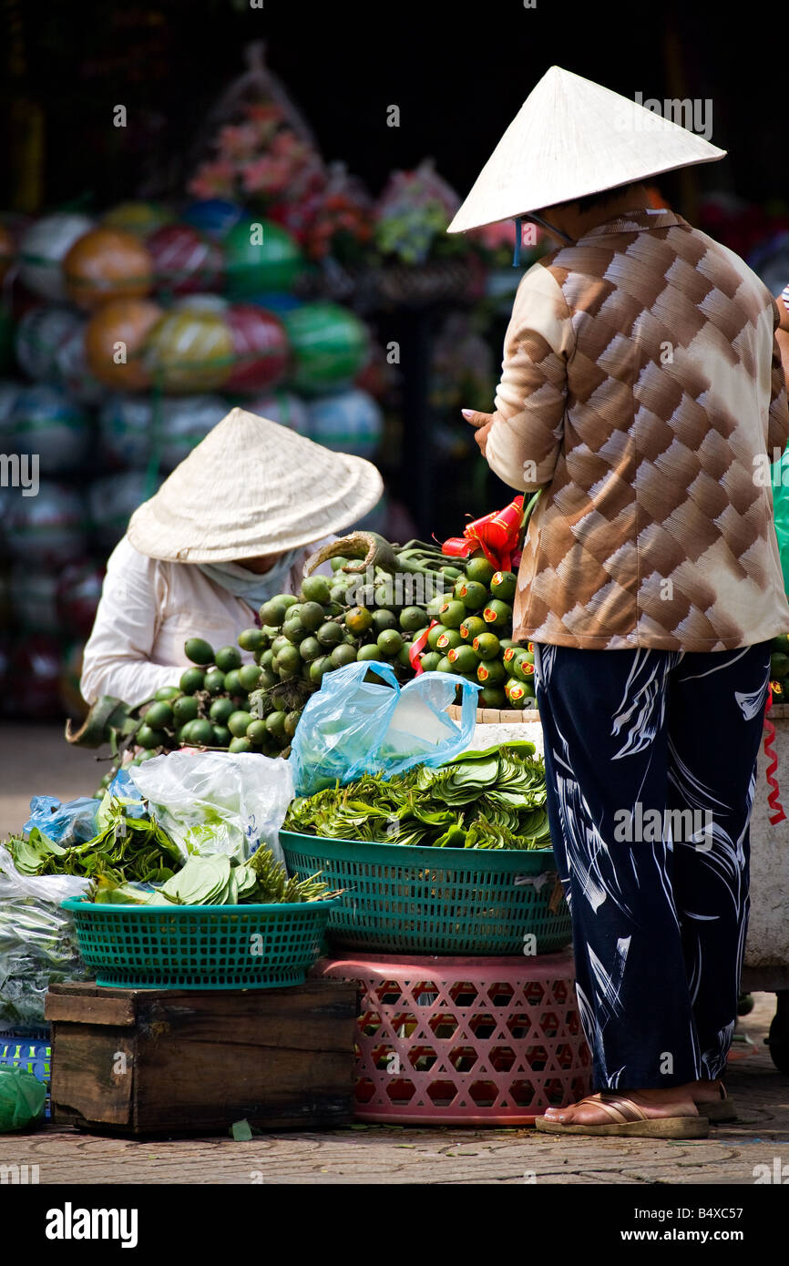 Lünette Muttern Straßenhändler im lokalen Markt Stockfoto