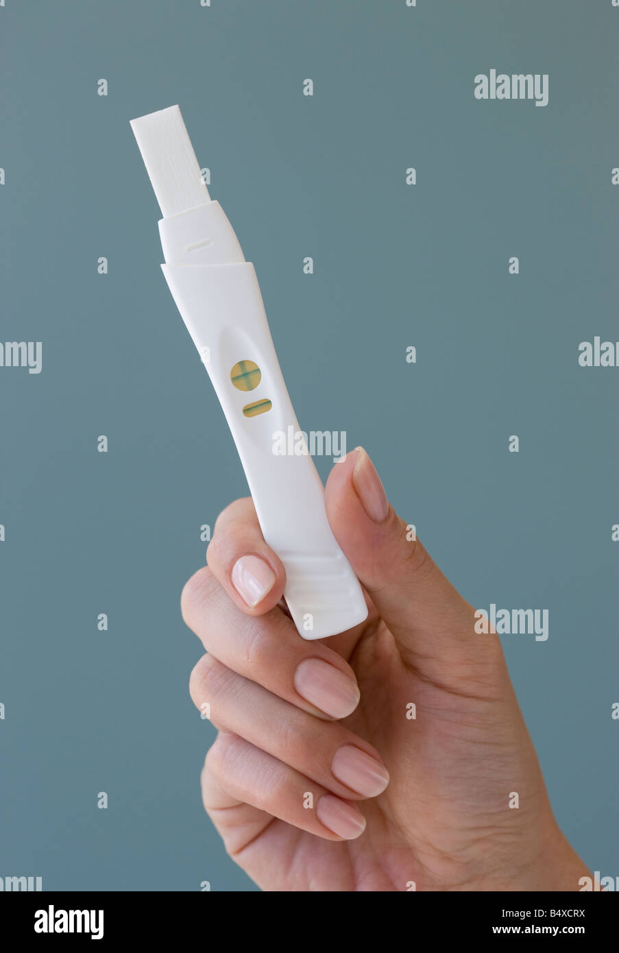 Nahaufnahme von Frau mit Schwangerschaftstest Stockfoto