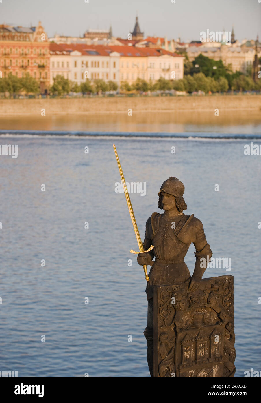 Statue vor dem Fluss und die Stadt Stockfoto