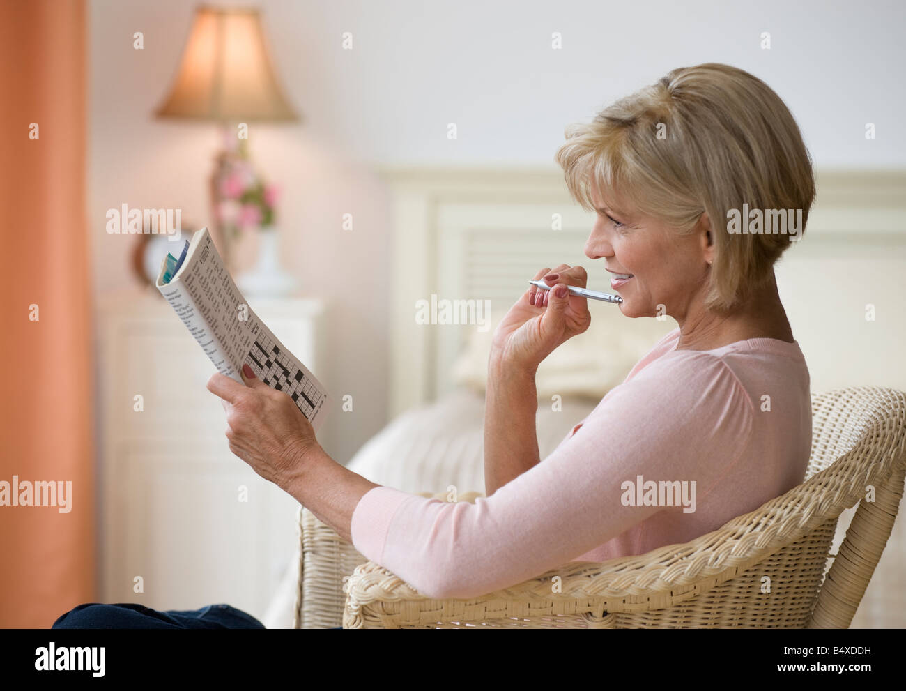 Frau macht Kreuzworträtsel Stockfoto