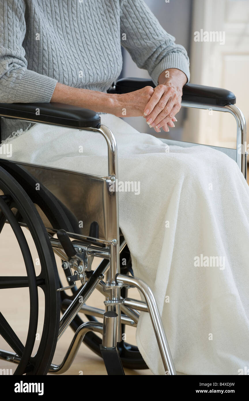 Ältere Frau sitzt im Rollstuhl Stockfoto