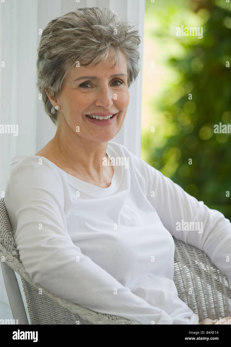 Ältere Frau auf Veranda Stockfoto