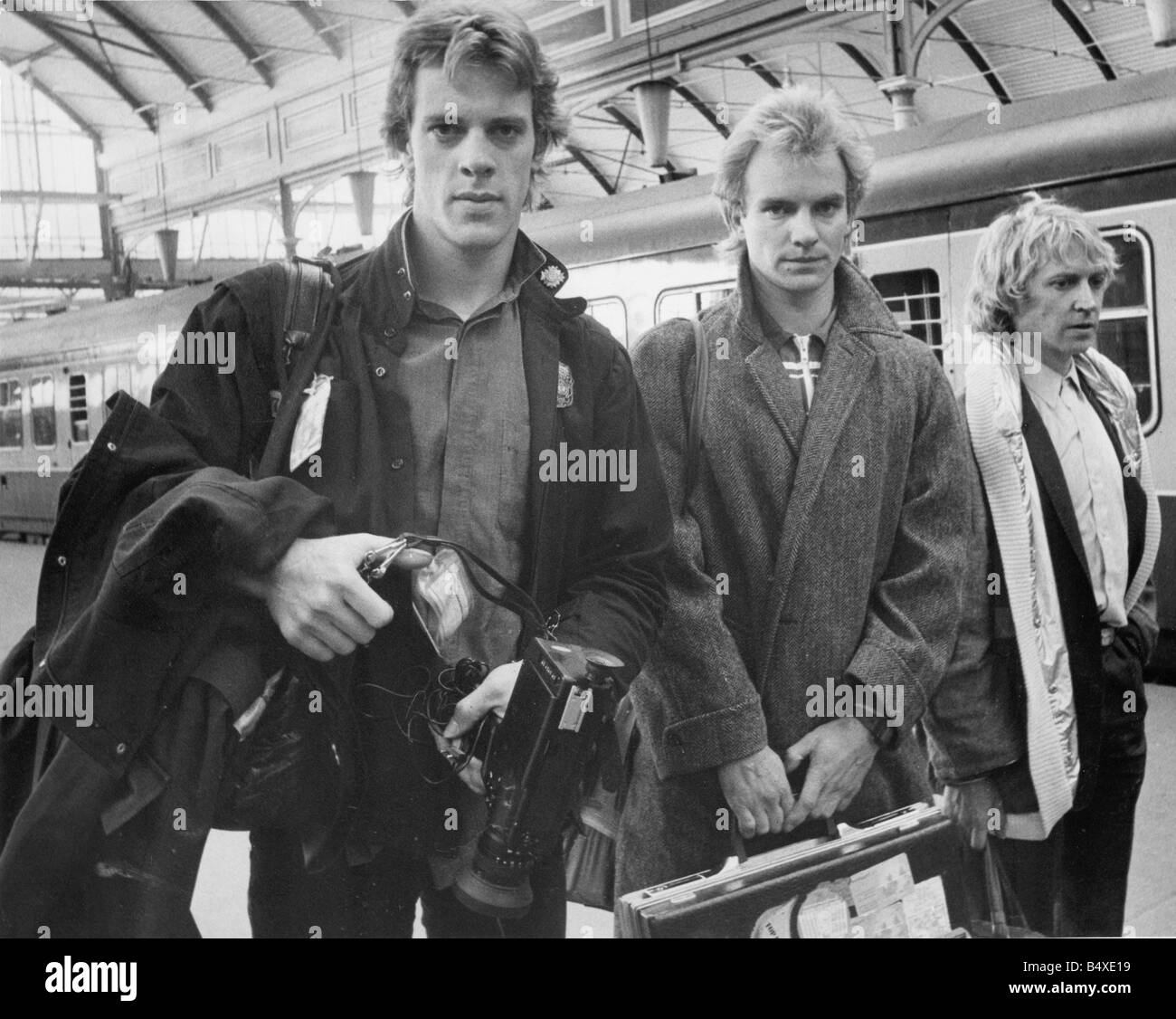 Superstar Sting erwärmt ein paar lokale Herzen, wenn er zwei Benefiz-Konzerte in seiner Heimatstadt mit seinem Chartstürmer Rockband The Police frisch aus einer Welt-Tournee der Wallsend Milchmann s Sohn besondere Vorkehrungen getroffen spielte, die verkaufen eine Nacht stehen bei Newcastle s Rathaus und sammeln Geld für die Northumberland Association of Boy s Clubs abgebildet bei Newcastle Central Station mit Stewart Copeland und Andy Summers Stockfoto