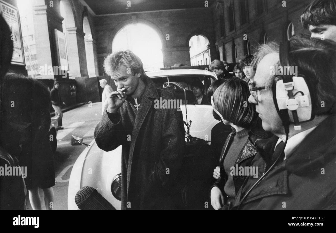 Superstar Sting erwärmt ein paar lokale Herzen, wenn er zwei Benefiz-Konzerte in seiner Heimatstadt mit seinem Chartstürmer Rockband The Police frisch aus eine Welt-Tournee der Wallsend Milchmann s Sohn besondere Vorkehrungen getroffen spielte, die verkaufen eine Nacht stehen bei Newcastle s Rathaus und sammeln Geld für die Clubs abgebildet am Hauptbahnhof Newcastle Northumberland Association of Boy s Stockfoto