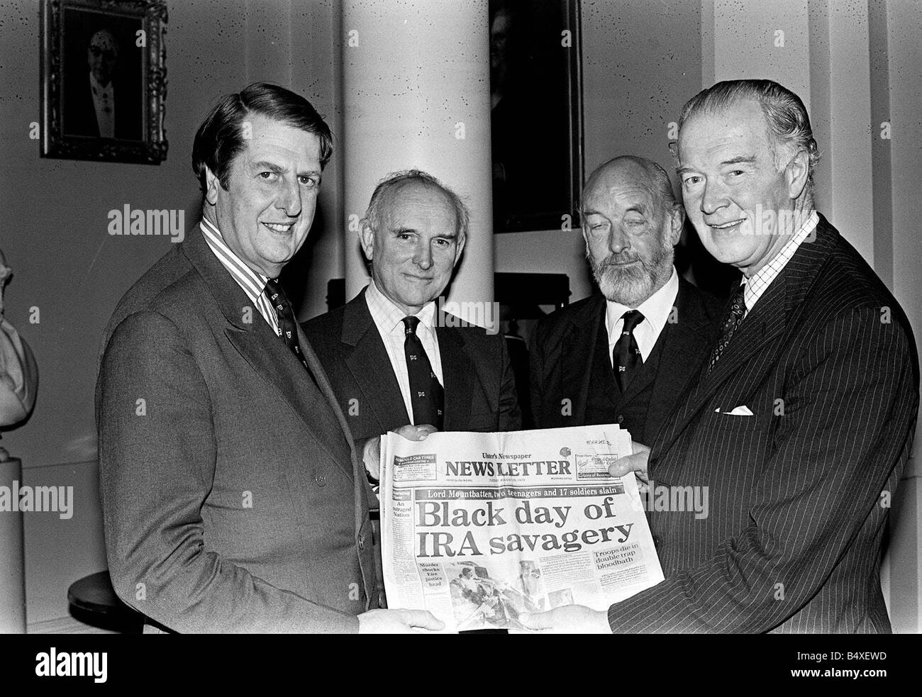 Mountbatten Ulster Reiz Fonds April 1980 Capt O WJ Henderson Vorsitzender des Jahrhunderts Zeitungen zeigt der News Letter-Bericht von der Mountbatten und Warrenpoint Morde RNLI-Vorsitzenden der Duke of Atholl Links auch abgebildet sind, Vizeadmiral Sir Arthur Hezlet und Col Brian Clark Stockfoto