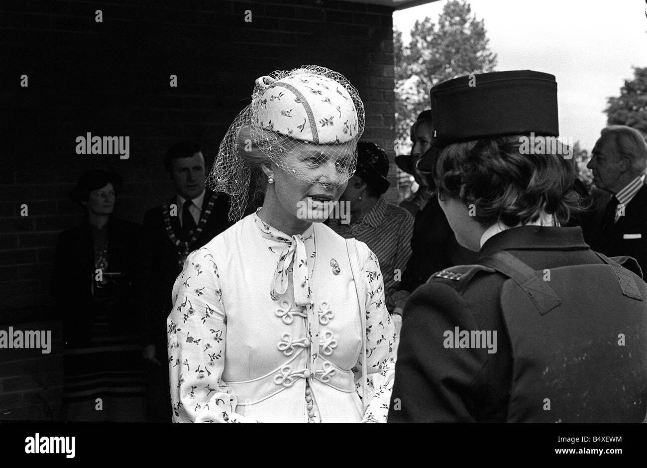 Duchess Of Kent besucht Northern Ireland Juni 1980 die Herzogin von Kent im Gespräch mit Frau Wachtmeister Eva Reilly aus Holywood bei ihrem Besuch die Joss Cardwell Zentrum Holywood Straße Belfast es war Sonnenschein lächelt und strengen Sicherheitsvorkehrungen ganz, wenn der Herzog und die Herzogin von Kent Royal Antrittsbesuch in Nordirland seit der Ermordung des Earl Mountbatten bezahlt Stockfoto